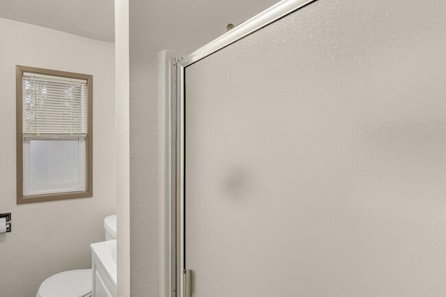 Building Photo - Spacious 2bedroom 1 bath in well maintained 4 Plex!