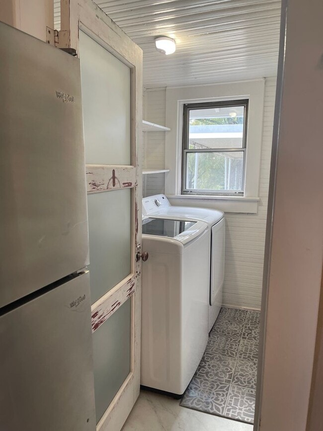 Building Photo - ?? COMING SOON ?? Charming 3 Bed / 1 Bath ...