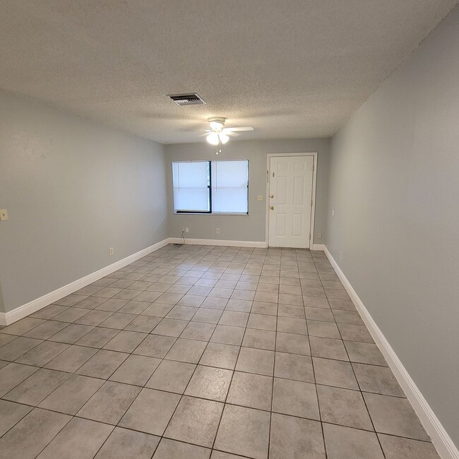 Building Photo - Charmin 3/1 Duplex In Groveland FL