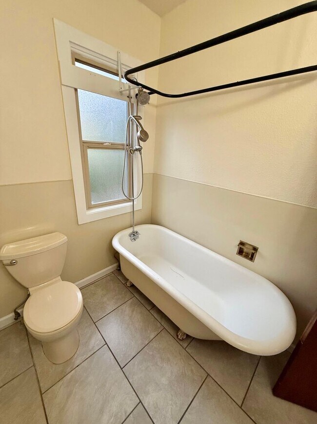 Building Photo - Charming 5-Bedroom Central District Home