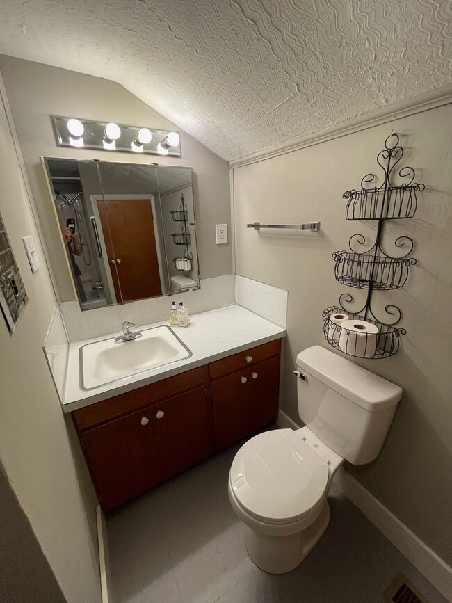 Building Photo - 2 Bedroom / 1 Bath  Kingsport, TN