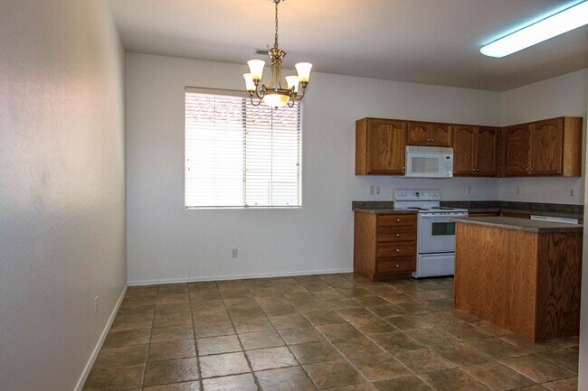 Building Photo - 3 Bedroom in Stoneridge
