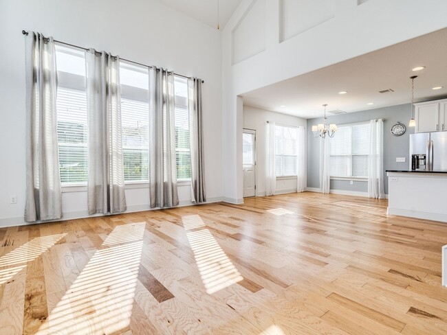 Building Photo - 2215 Capulet St
