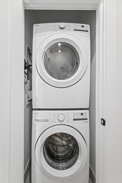 Building Photo - 224 W 9th St