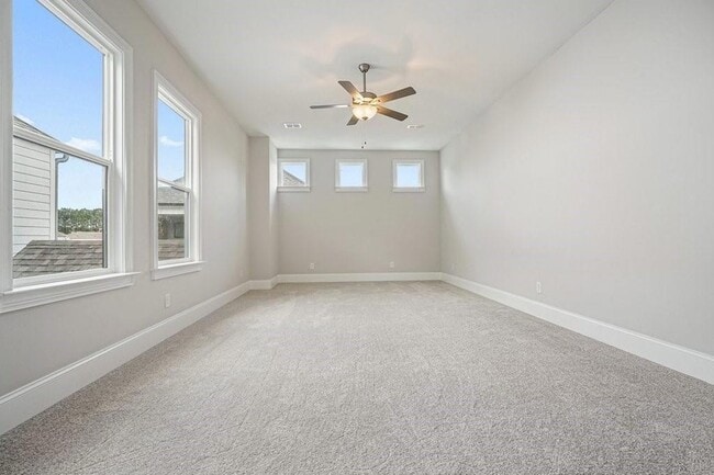 Building Photo - 123 Village Green Ave