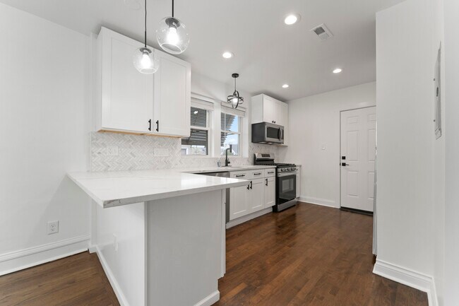 Building Photo - 5304 W Cornelia Ave