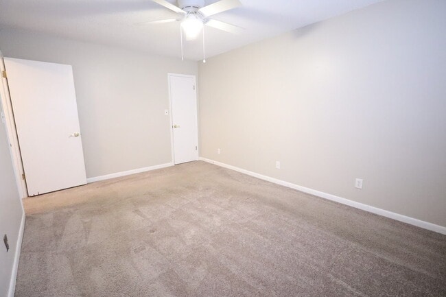 Building Photo - "Charming 2-Bed Townhouse with Cozy Fireplace in Prime Fort Walton Beach Location!"