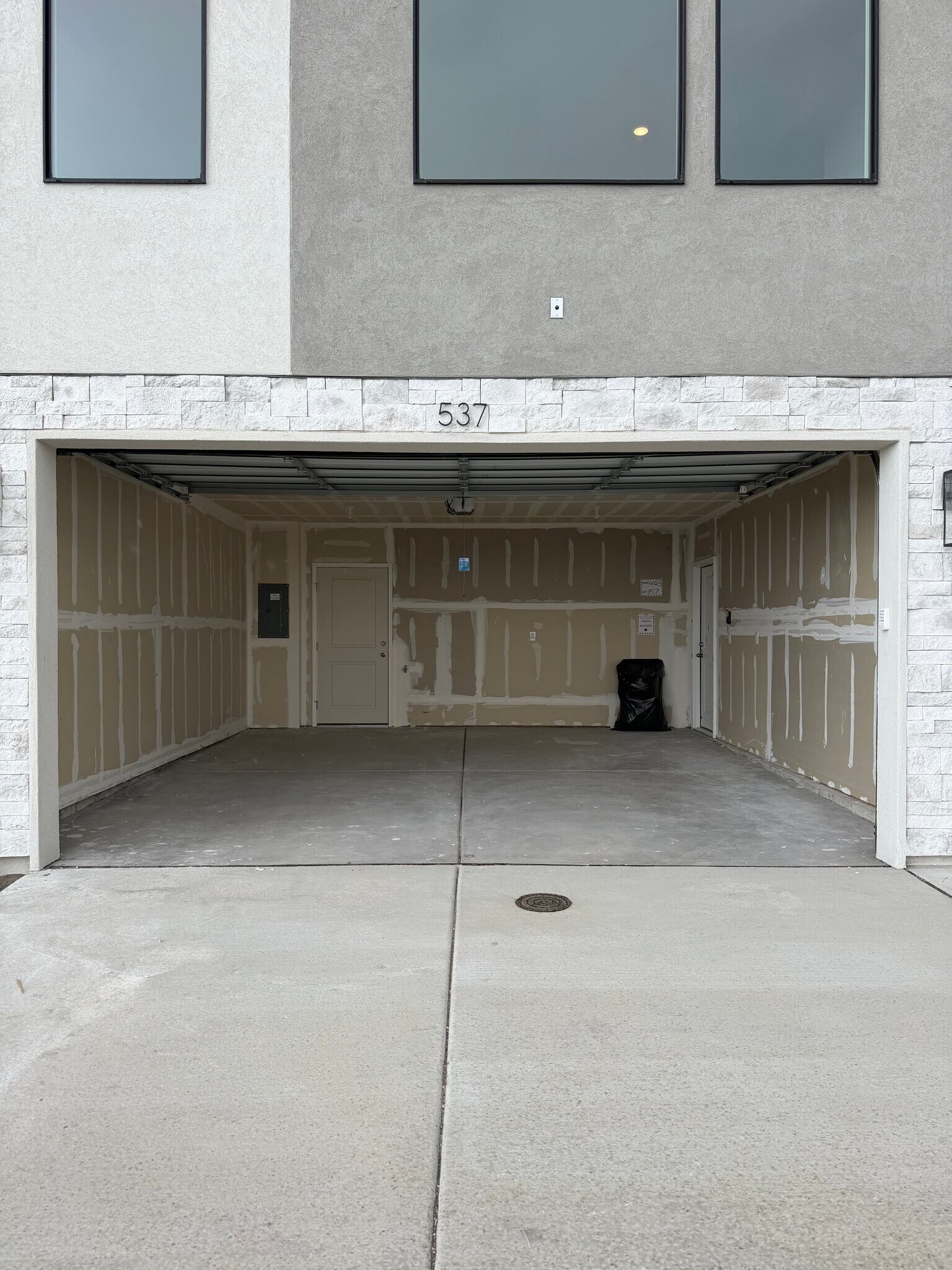 Building Photo - 537 E Levengrove Dr