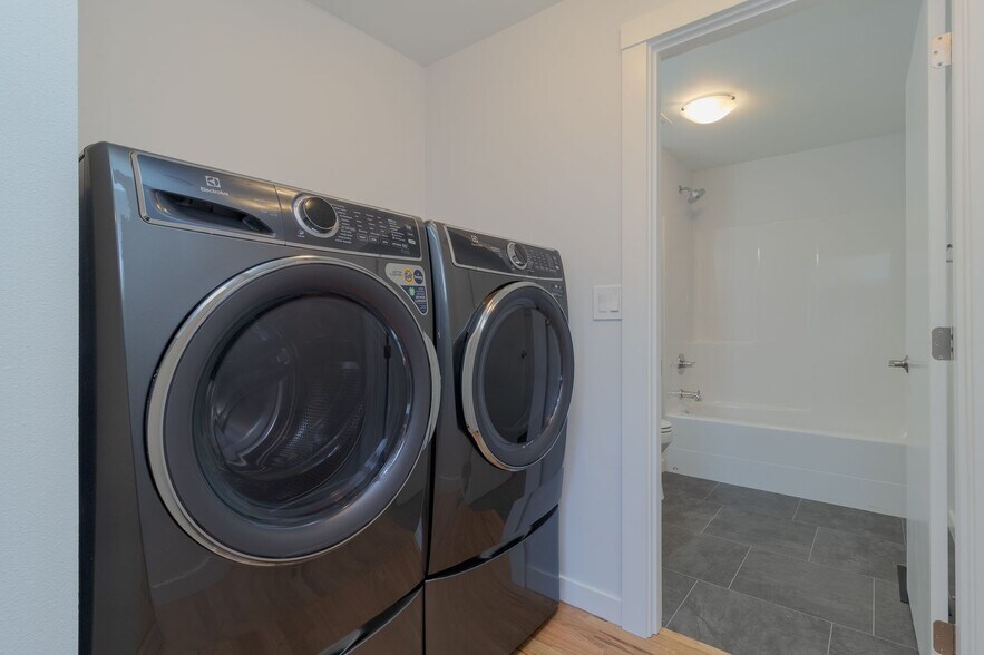 Building Photo - Beautifully Redesigned Home in Quiet Neighborhood