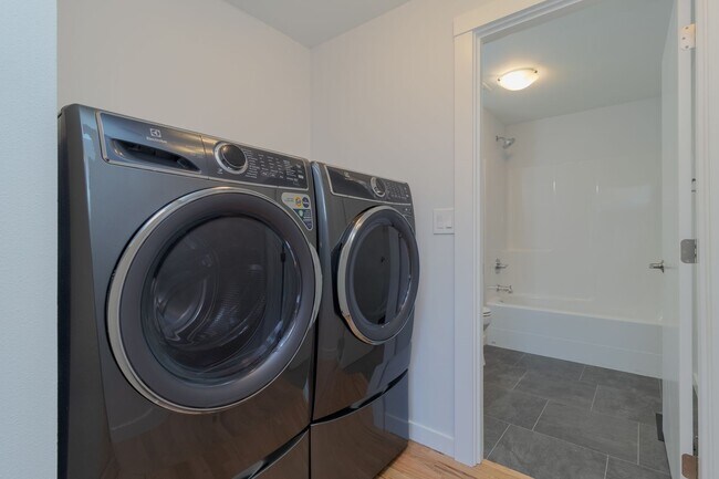 Building Photo - Beautifully Redesigned Home in Quiet Neighborhood