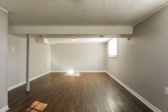 Building Photo - 913 N Arapaho St