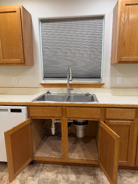 Building Photo - 1979 Greatview Dr