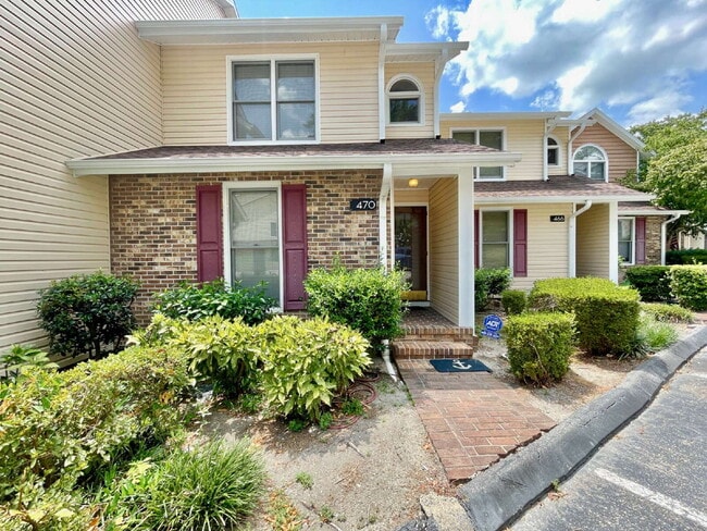 Building Photo - 3-Bed, 3-Bath Townhouse In Lands End