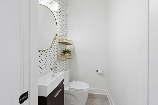 Building Photo - 1102 Summit St