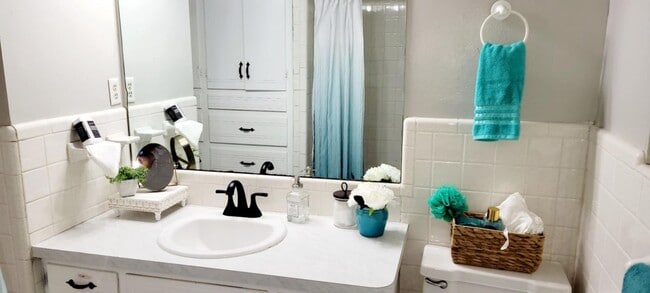 Building Photo - 3 bed room home for rent in Moore!  2 baths, 2 car garage with fenced yard near Santa Fe and SW 4...