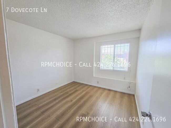 Building Photo - 7 Dovecote Ln