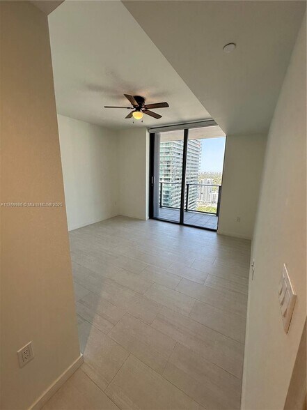 Building Photo - 1000 Brickell Plz