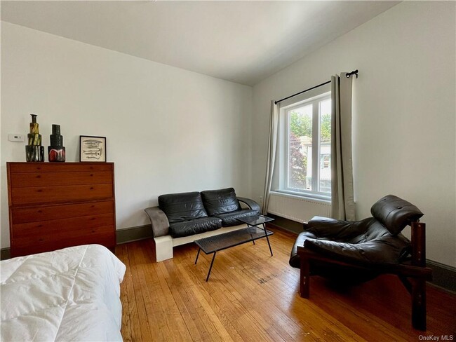 Building Photo - 67 Main St