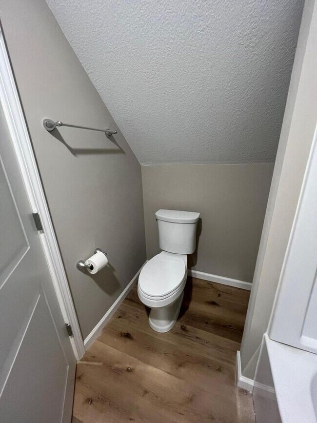 Building Photo - Beautifully Updated 4 Bed 2.5 Bath House!