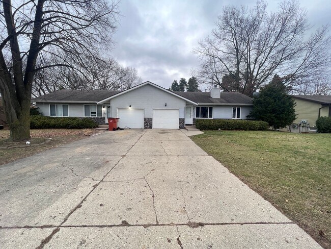 Building Photo - Three Bedroom Duplex in Rockford!
