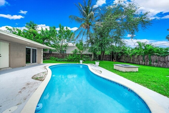 Building Photo - 4021 Bayview Dr