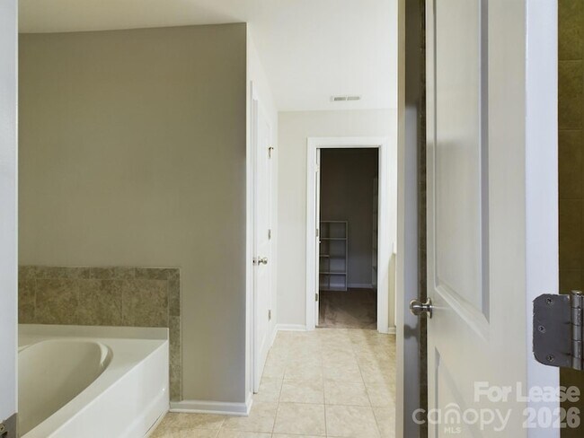 Building Photo - 6624 Berewick Commons Pkwy