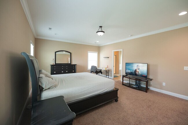 Building Photo - Spacious stunning 5-Bedroom 4 bathroom Home in a Desirable Neighborhood in Summerfield NC