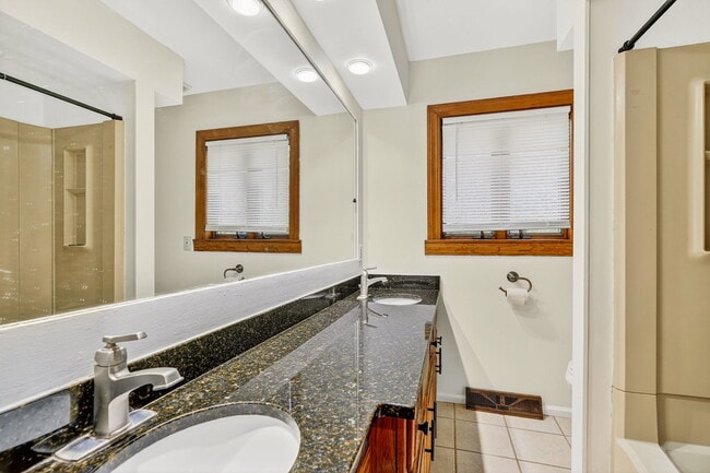 Building Photo - 3637 Sunset Dr