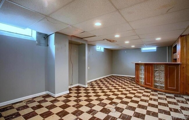 Building Photo - 348 E Maplehurst Ave