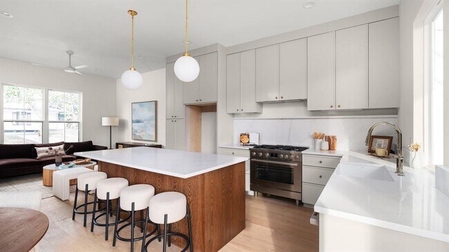 Building Photo - 4901 Gladeview Dr