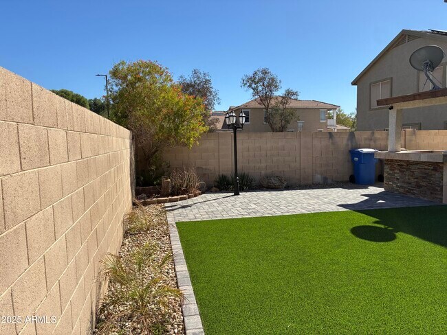 Building Photo - 13438 W Rose Ln