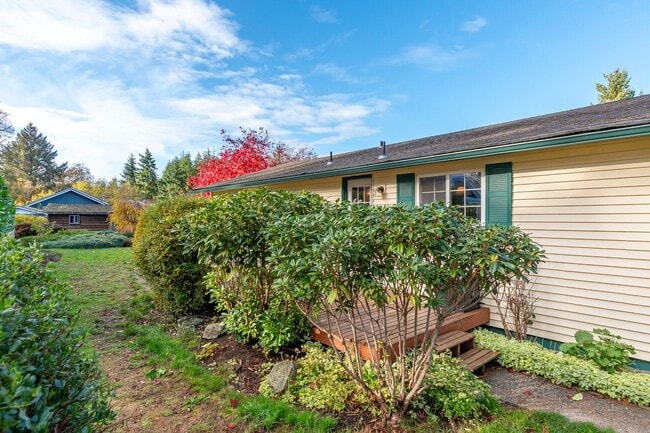 Building Photo - Charming 3 bedroom home near NAS Whidbey