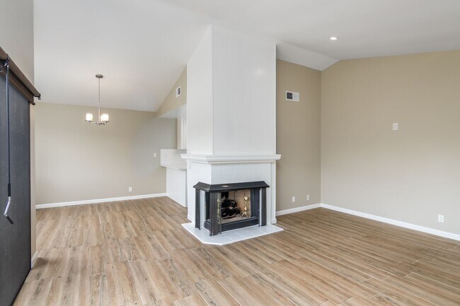 Building Photo - Beautiful two-bedroom, two-bath home in Oa...