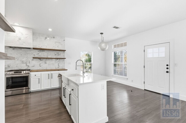 Building Photo - 1116 Lott Ave