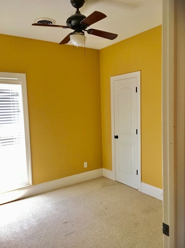 Building Photo - 233 Forest Glen Dr