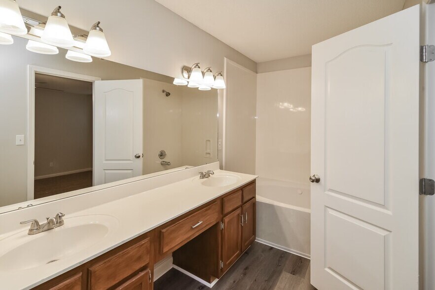 Building Photo - 5808 Shiloah Cove S