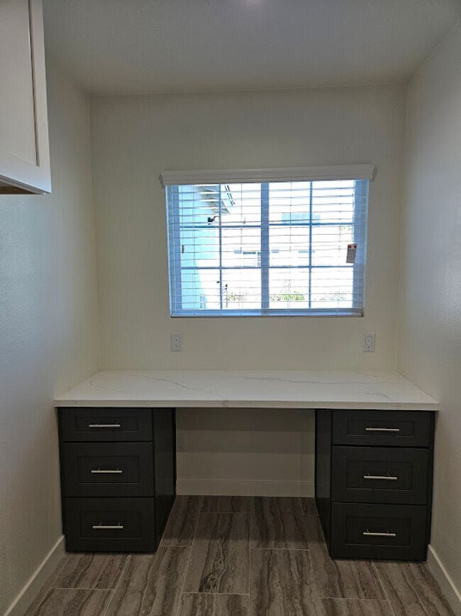 Building Photo - Newly Remodeled 2 Bedroom / 1 Bath! Call o...