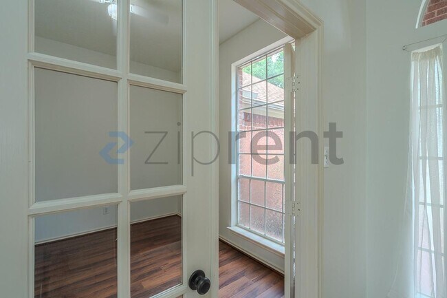 Building Photo - Unit