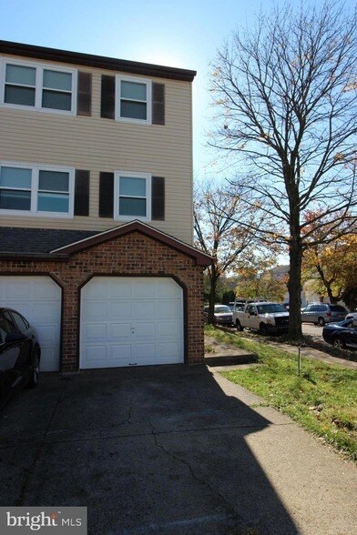 Building Photo - 13053 Blakeslee Dr