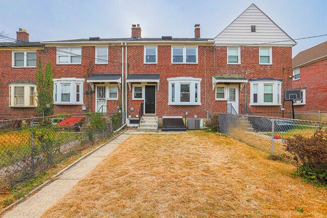 Building Photo - 3 BR 1-1/2 Baths MUST SEE- ACCEPTING HOSUING VOUCHERS!