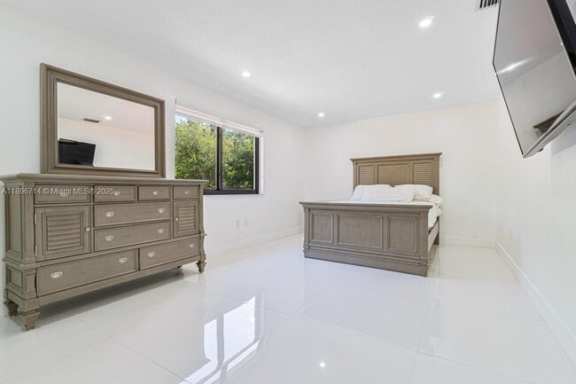 Building Photo - 9035 SW 156th Ct