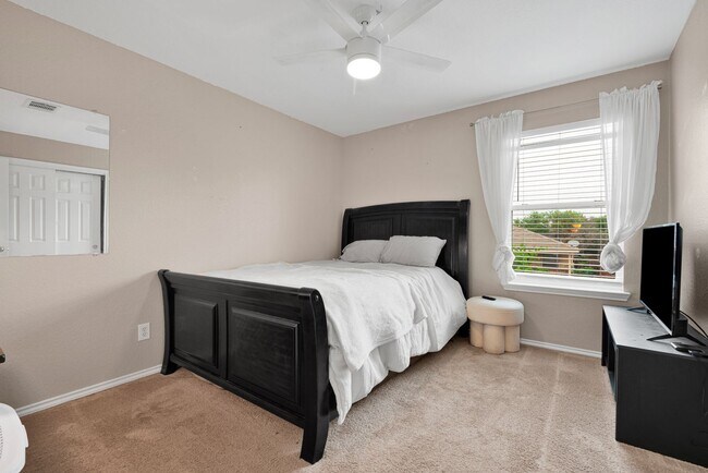 Building Photo - Charming 3 Bed 2.5 Bath Home in Woodlake Meadows Community