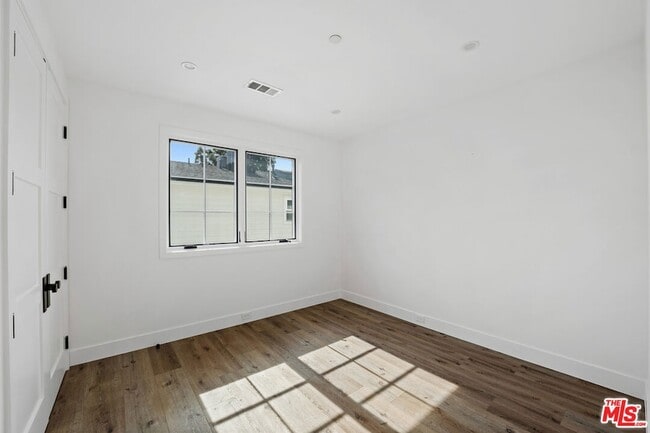 Building Photo - 5330 Agnes Ave
