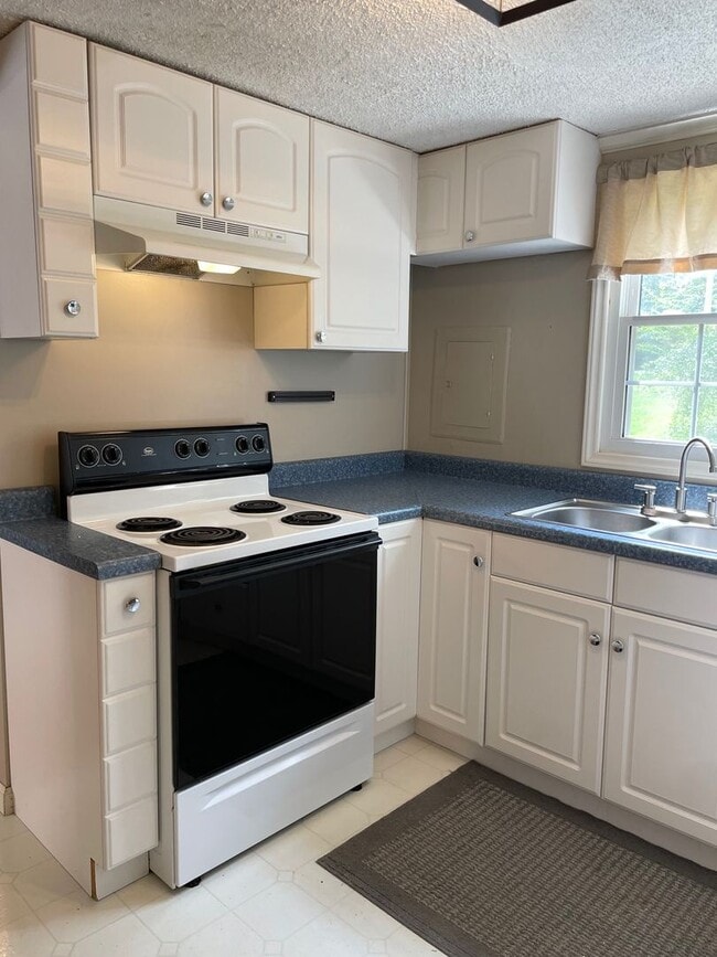 Building Photo - 2 BED, 1 BATH FULLY FURNISHED COTTAGE STYL...