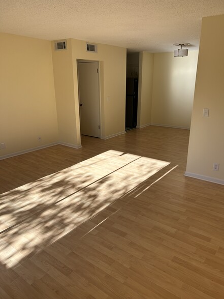Building Photo - 515 Basswood Ave