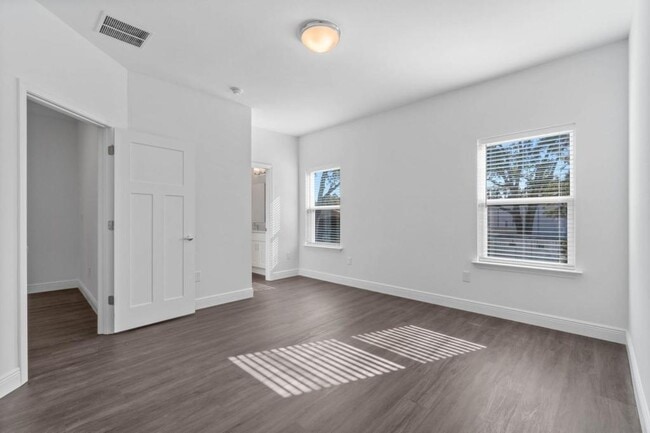 Building Photo - 529 Hill Ln