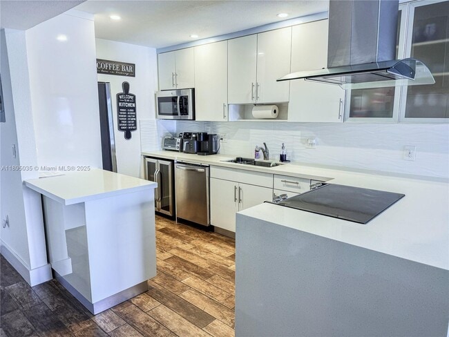 Primary Photo - 7830 Dickens Ave