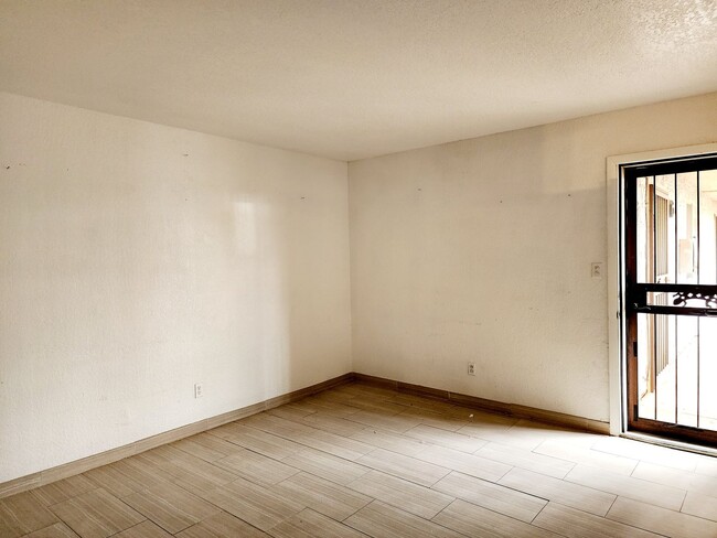 Building Photo - 2 Bedroom Condo near GCU!