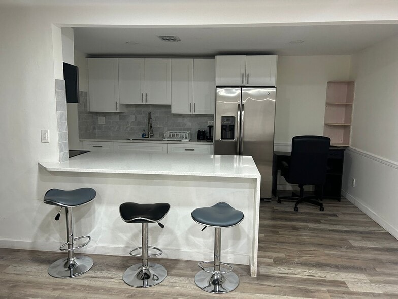 Bartop - 4460 SW 49th Ct