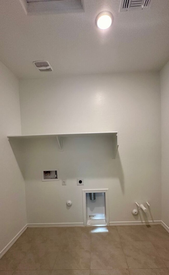 Building Photo - SENTERO CROSSING 3 bed 2 bath home